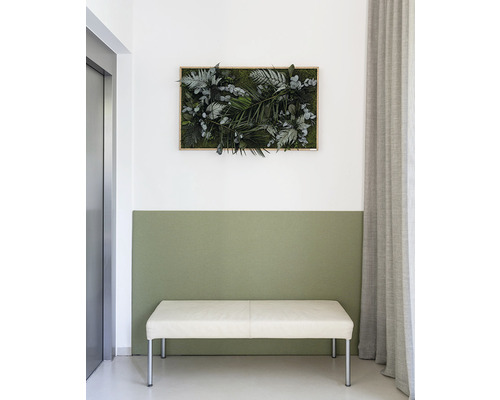 Dekoratívny machový obraz nad bielou lavicou v chodbe