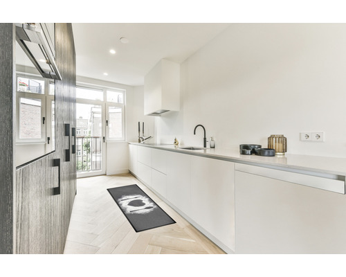 Moderná kuchyňa s kuchynským behúňom, bielymi skrinkami a drevenou podlahou