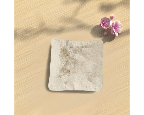 Štvorcový kožušinový vankúš na svetlom pozadí