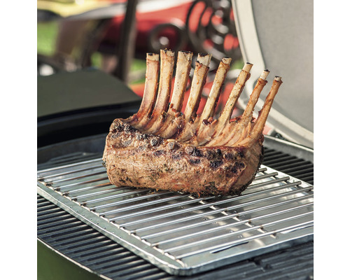 Grilovaný jahňací hrebeň na grilovacom rošte.