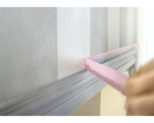 Stena s ozdobnou lištou oblepená páskou na maliarske práce