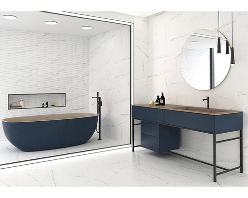 Svetlá kúpeľňa s voľne stojacou vaňou, umývadlom a veľkoformátovými dlaždicami so vzhľadom mramoru