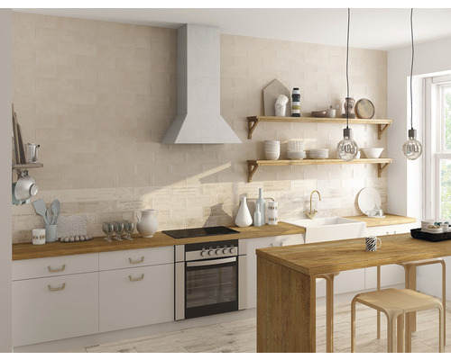 Svetlá kuchyňa s obkladanou stenou, odsávačom pár, umývadlom a drevenými prvkami