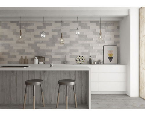 Svetlá kuchyňa s obkladom stien v dizajne tehál, kuchynským ostrovčekom a barovými stoličkami