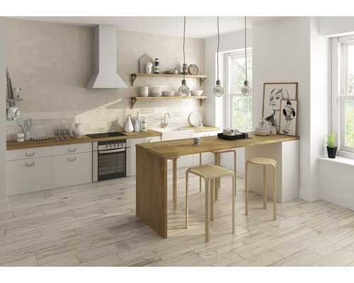 Svetlá kuchyňa s kuchynskou linkou, jedálenským stolom a stoličkami