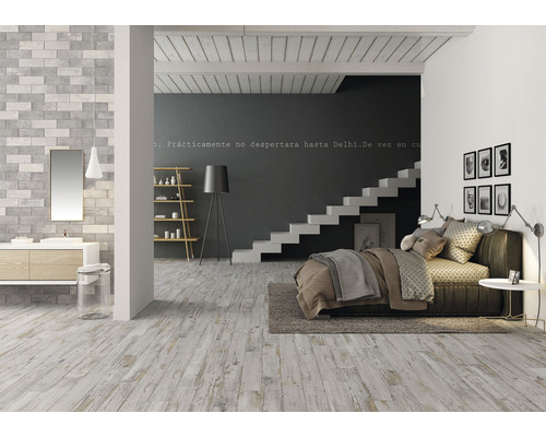 Svetlá izba s drevenou podlahou, kúpeľňa a spálňa so schodiskom