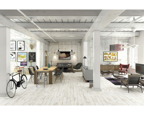 Svetlá, priestranná obývacia izba s drevenými trámami, drevenou podlahou, nábytkom a dekoráciami