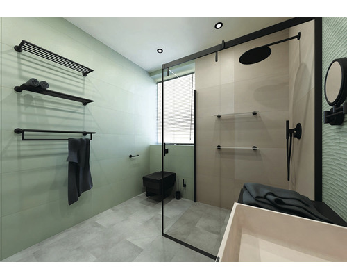 Svetlá kúpeľňa so sprchou, toaletou a držiakmi na uteráky