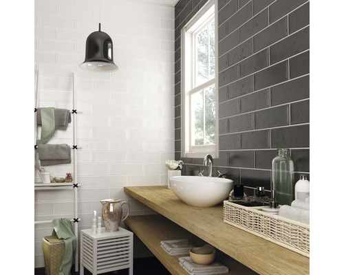 Kúpeľňa s bielymi a antracitovými obkladačkami, umývadlom na doske a drevenou policou