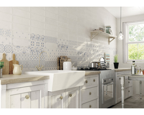 Svetlá kuchyňa s obkladačkami na stenu v štýle patchwork nad pracovnou doskou