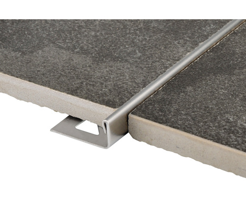 Kovový dlaždicový profil medzi dvoma dlaždicami