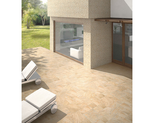 Exteriér s dlažbou so vzhľadom kameňa a ležadlami