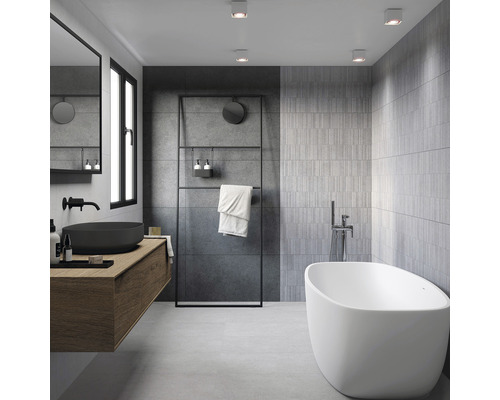 Moderná kúpeľňa s voľne stojacou vaňou, umývadlom a držiakom na uteráky