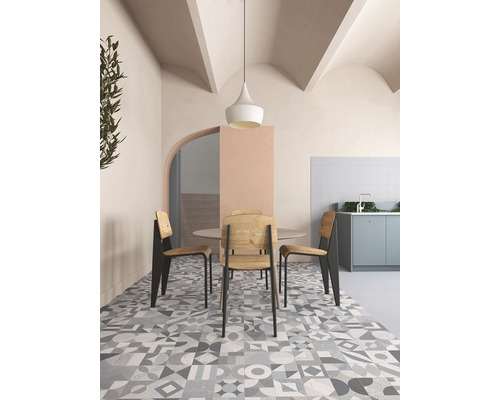 Jedáleň s jedálenským stolom, stoličkami, závesným svietidlom a vzorovanou podlahou.