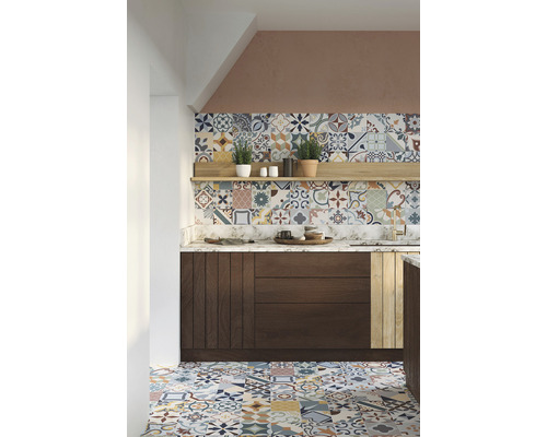 Kuchyňa s podlahovými dlaždicami a obkladačkami v štýle patchwork a spodnými skrinkami z dreva