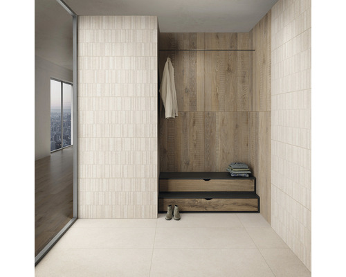 Šatník s policami, šatníkovou tyčou, bundou, naskladaným oblečením, topánkami a dlaždicami na podlahe a stene