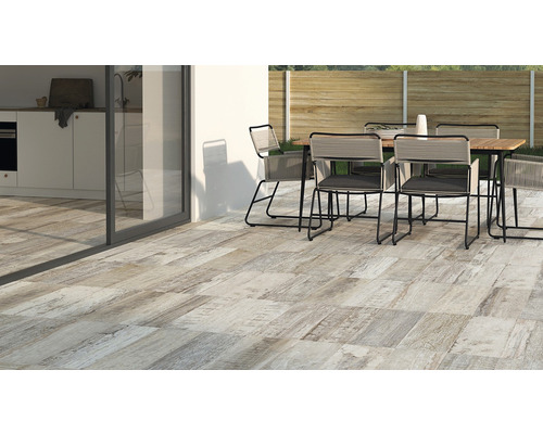 Terasa s podlahovými dlaždicami so vzhľadom dreva a záhradným stolom so stoličkami