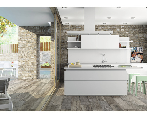 Svetlá kuchyňa s varným ostrovom a stenou z prírodného kameňa pre modernú atmosféru