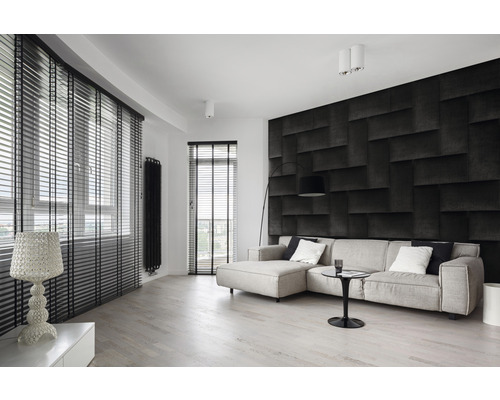 Moderná obývacia izba s pohovkou, lamelovými oknami a akustickými panelmi