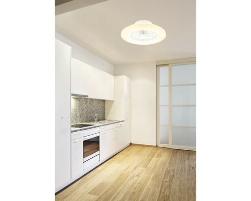 Svetlá miestnosť s kuchynským kútom a stropným ventilátorom s osvetlením