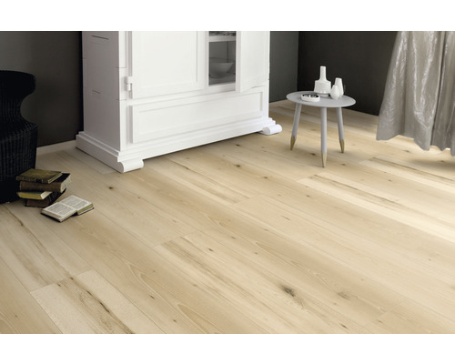 Položená svetlá drevená laminátová podlaha v izbe