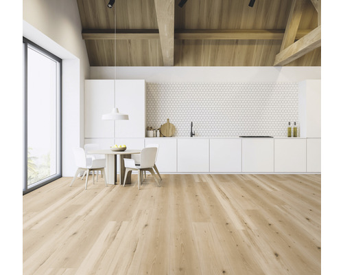 Svetlá miestnosť s dreveným trámovým stropom, drevenou podlahou a kuchynským kútom