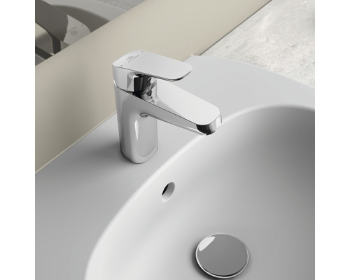 Umývadlová batéria z kovu na umývadle