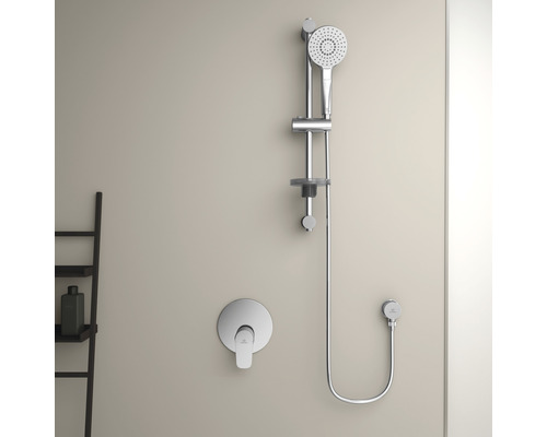 Sprchová armatúra s ručnou sprchou a sprchovou tyčou na stene