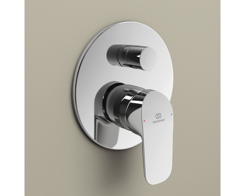 Podomietková sprchová batéria s okrúhlym dizajnom a logom Ideal Standard