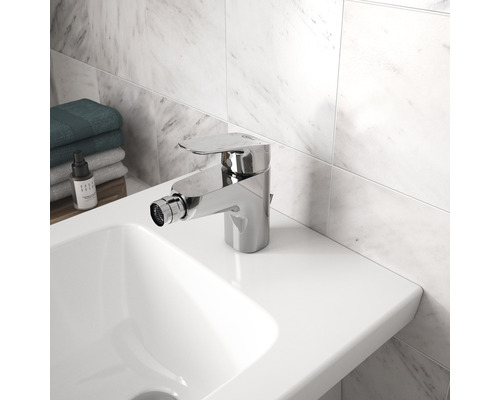 Bidetová batéria na bielom umývadle v kúpeľni