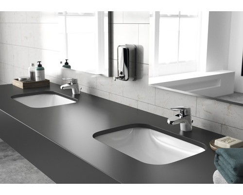 Kúpeľňa s dvojitým umývadlom, batériami a dávkovačom mydla