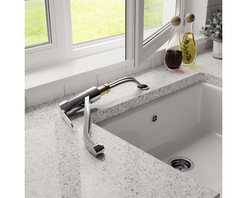 Kuchynský drez s vodovodnou batériou na pracovnej doske