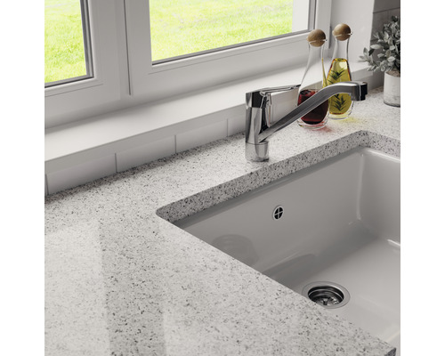 Kuchynská scéna s drezom, batériou a pracovnou doskou