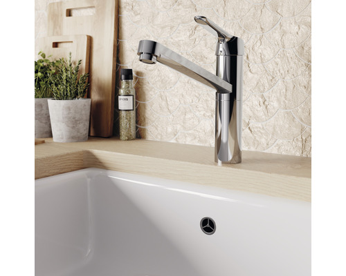 Kuchynský drez s vodovodnou batériou a pracovnou doskou