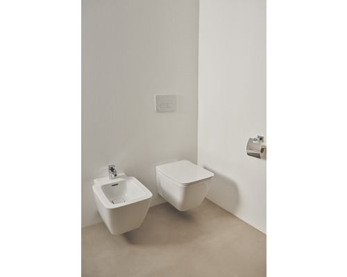 Bidet a závesné WC z sanitárnej keramiky v kúpeľni