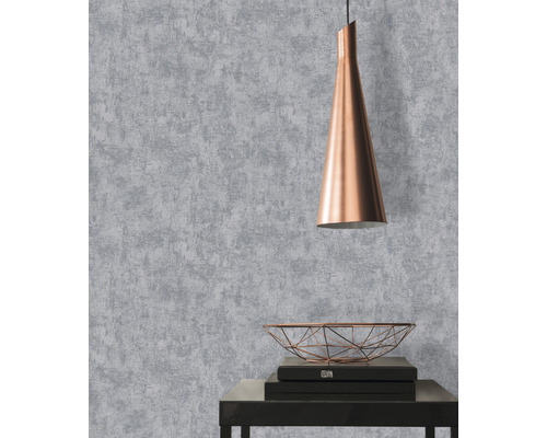 Tapeta s abstraktným vzorom, kombinovaná so závesným svietidlom a dekoratívnou misou na stole