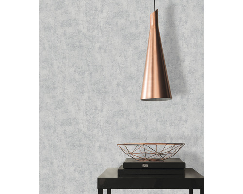 Obývacia izba s tapetou so vzorom, závesným svietidlom a ozdobnou misou na stole