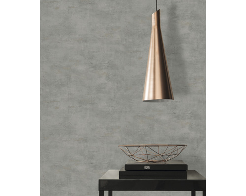 Sivá tapeta s betónovou štruktúrou s visiacou lampou a dekoráciou