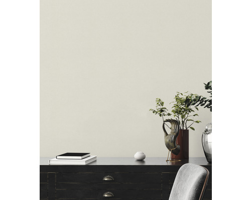 Interiér s komodou, dekoráciou a stoličkou.