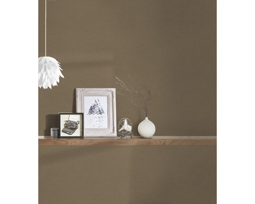 Dekoratívna tapeta v obývacej izbe s policou a dekoráciou