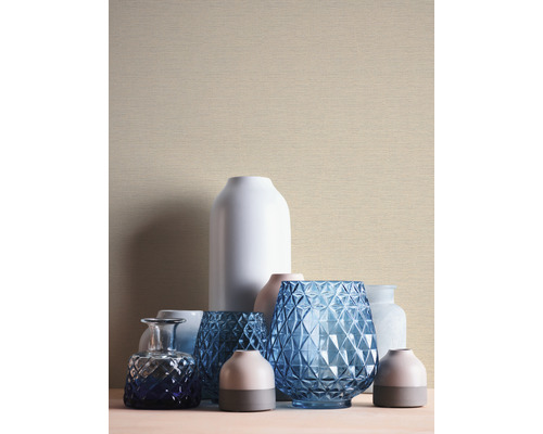 Aranžmán váz rôznych tvarov a materiálov