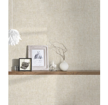 Vzorovaná tapeta s dekoráciou na polici