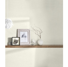 Obývacia izba s policou, obrazmi a lampou