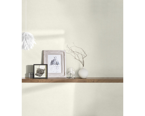 Obývacia izba s policou, obrazmi a lampou