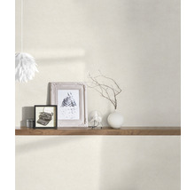 Dizajn steny s policou, dekoráciou a osvetlením pre útulné prostredie