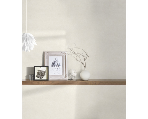 Dizajn steny s policou, dekoráciou a osvetlením pre útulné prostredie