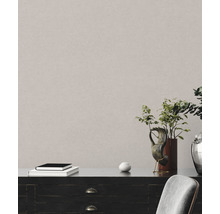 Detailný záber štruktúrovanej nástennej tapety v interiéri s komodou a dekoráciou.