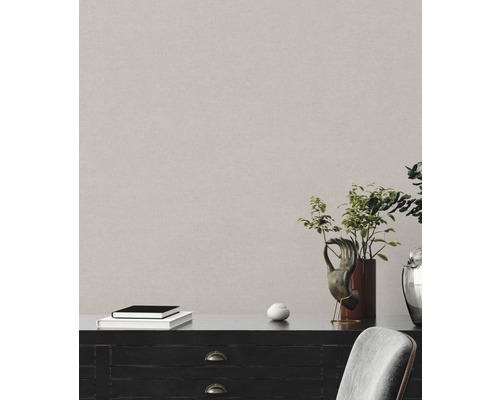 Detailný záber štruktúrovanej nástennej tapety v interiéri s komodou a dekoráciou.