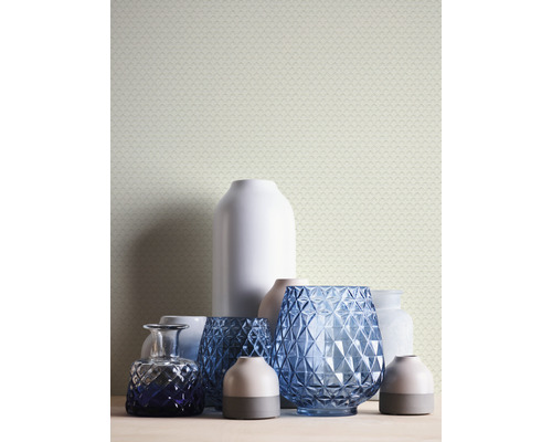 Dekoratívne vázy na stole pred vzorovanou tapetou