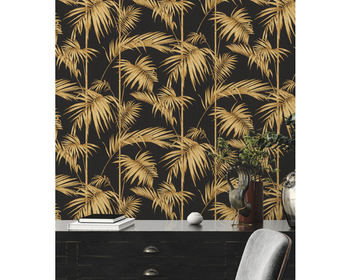 Interiér s čiernou tapetou s palmovými listami za písacím stolom
